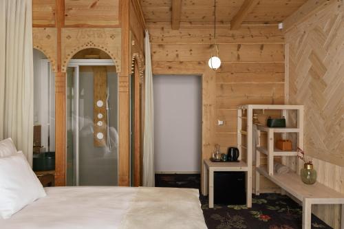 Deluxe Double Room with Balcony and Mountain View