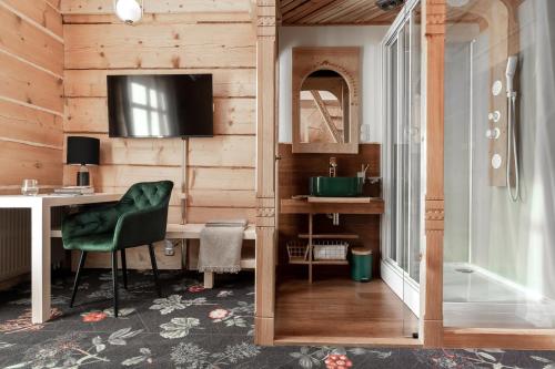 Deluxe Double Room with Balcony and Mountain View - Mezzanine