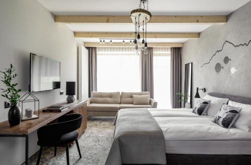 Family Room with Terrace and Mountain View
