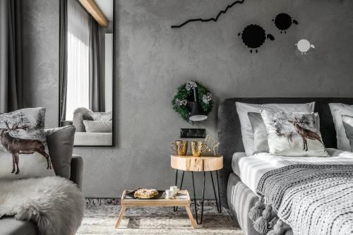 Family Room with Terrace and Mountain View