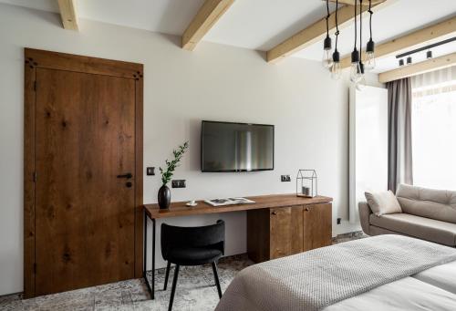 Family Room with Terrace and Mountain View