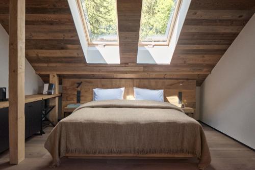 Wooden Deluxe Double Room with Mountain View
