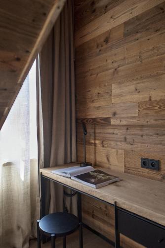 Wooden Deluxe Double Room with Mountain View