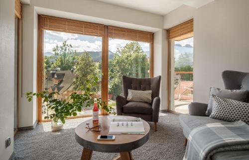 Premium Family Room with Mountain View