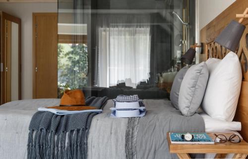 Premium Family Room with Mountain View
