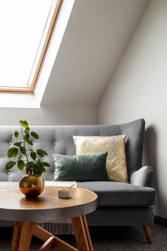Premium Family Room with Mountain View