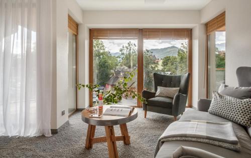 Premium Family Room with Mountain View