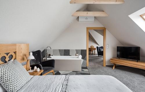 Deluxe One-Bedroom Apartment with Hot Tub