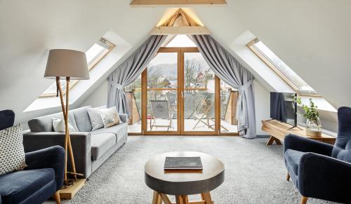 Deluxe One-Bedroom Apartment with Hot Tub