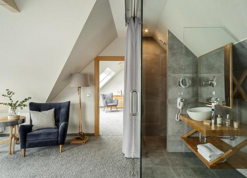 Deluxe One-Bedroom Apartment with Hot Tub