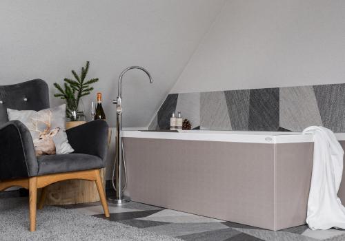 Deluxe One-Bedroom Apartment with Hot Tub