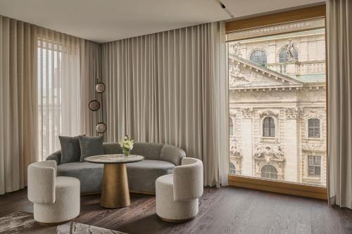 Corner Deluxe King Room