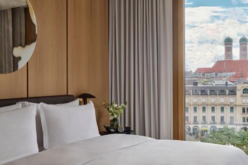 One-Bedroom Panorama King Suite with City View