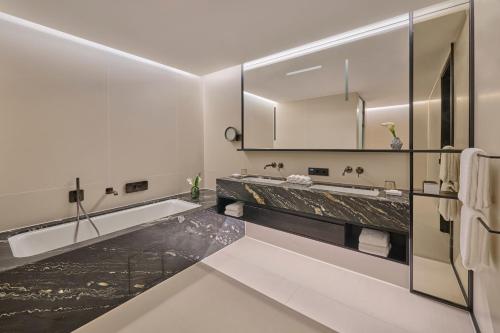One-Bedroom Panorama King Suite with City View