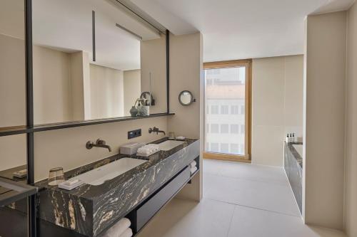 One-Bedroom Panorama King Suite with City View