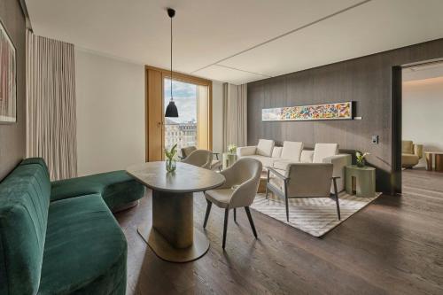One-Bedroom Panorama King Suite with City View
