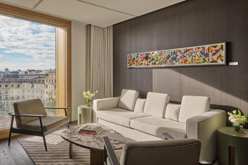 One-Bedroom Panorama King Suite with City View
