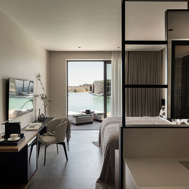 Superior Swim-Up Suite