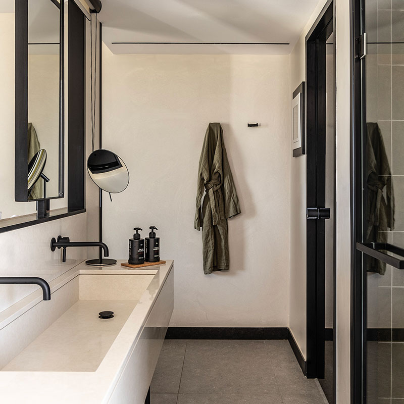 Deluxe Swim-Up Suite