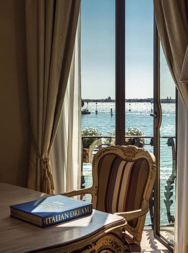 Signature Suite with Terrace (Laguna)