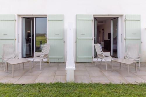 Family Room with Garden View