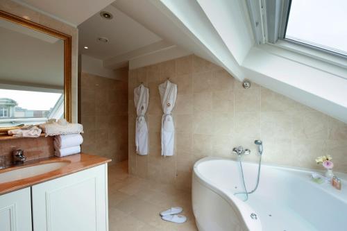 Junior Suite with Theater View