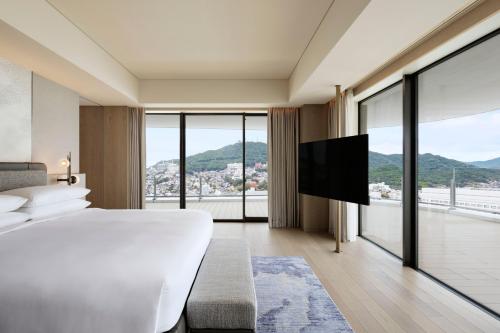 One-Bedroom Panorama Suite - Club Lounge Access