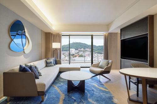 One-Bedroom Panorama Suite - Club Lounge Access