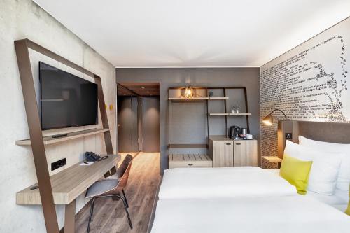 Family Deal  ( 2 rooms next to each other )