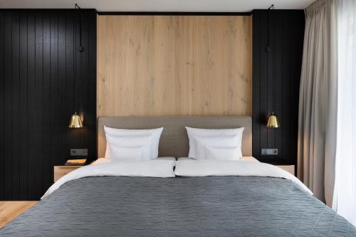 Modern Superior Double Room with Balcony