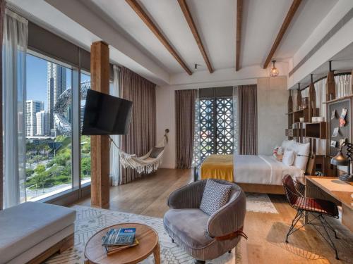 Large Farmstay Suite with Museum View