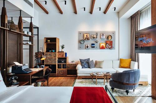 Large Farmstay Suite with Museum View