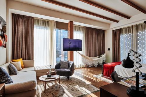 Large Farmstay Suite with Museum View