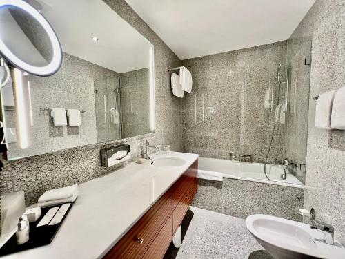 Deluxe Double Room with Lake View