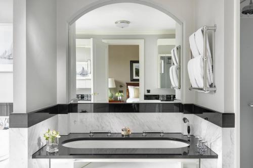 One-Bedroom King Suite with Courtyard View - Heritage Wing