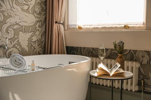 Deluxe King Room with Balcony