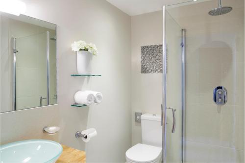 Deluxe Double Room with Side Sea View
