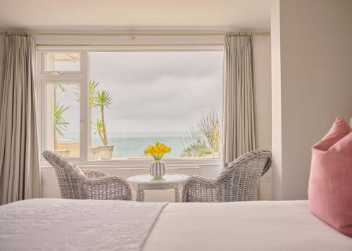 Deluxe Double Room with Side Sea View