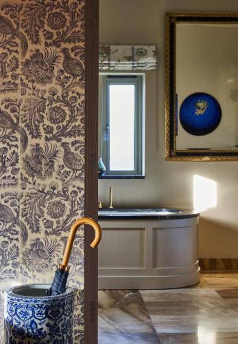 Mews Marvelous Room