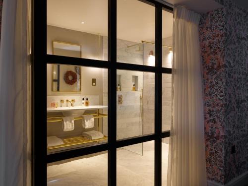 Mews Hot Tub Suite