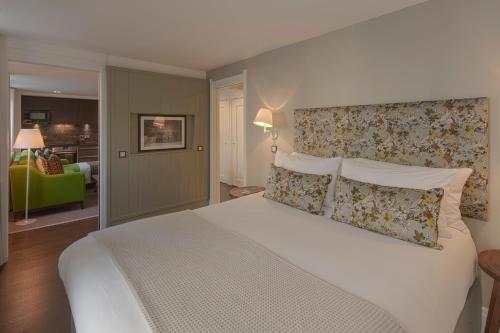 Luxury One Bedroom Apartment with Bed Alcove