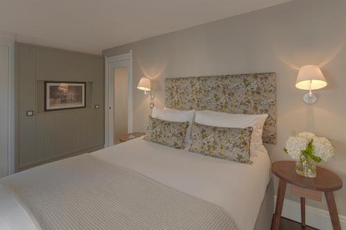 Luxury One Bedroom Apartment with Bed Alcove
