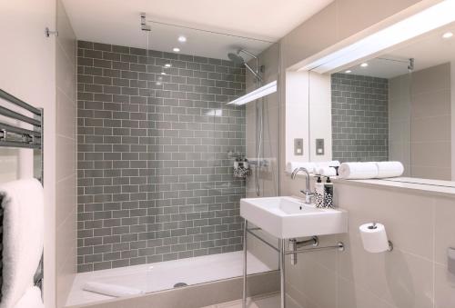 Luxury One Bedroom Apartment with Bed Alcove