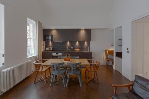 Luxury Three Bedroom Apartment 