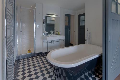 Deluxe One Bedroom Apartment