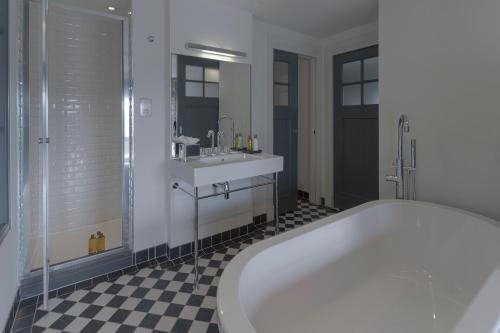 Deluxe One Bedroom Apartment