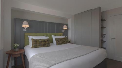 Deluxe Two-Bedroom Apartment