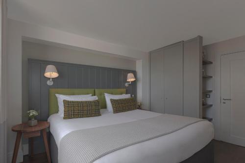 Deluxe Two-Bedroom Apartment