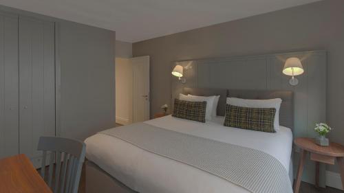 Deluxe Two-Bedroom Apartment