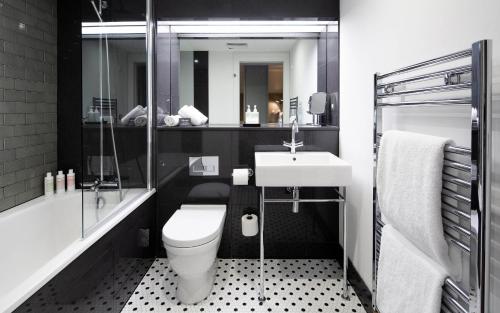 Deluxe Three-Bedroom Apartment
